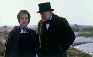 Rosanna (Lesley Sharp)and Gabriel Betteredge (Peter Vaughan).